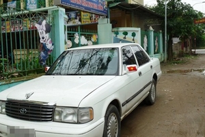 Gần chục người vây quanh trường mầm non đòi nợ