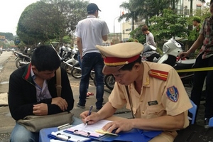 Đôi nam nữ không đội mũ bảo hiểm còn đâm gãy mũi CSGT