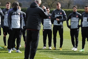 Wenger hăm dọa học trò: Hay thì ở, dở phải đi