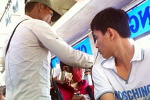 Dí kim tiêm, ngang nhiên lột tiền của lữ khách