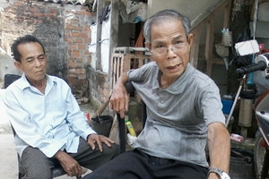 Ông cụ 81 tuổi làm mộ trên mái nhà để chôn hài cốt cha ruột