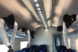 Balotelli ngủ vạ vật trên tàu: Bản tính có thể... dời