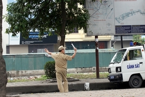 Tự quản đô thị: Lôm côm, múa gậy, dừng xe