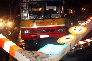 Hà Nội: 10 tỷ đồng "sửa" cầu vượt nhẹ Láng Hạ