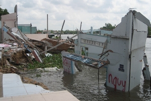 Cần Thơ: Sụt lở nhấn chìm 11 ngôi nhà