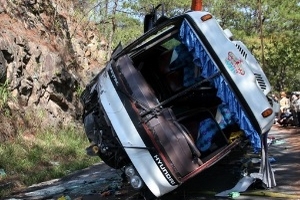 Lật xe khách, 15 người nhập viện