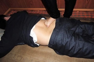 “Kỳ nhân” chữa bệnh bằng…chân!