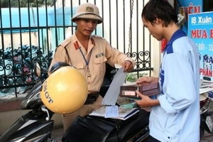 Người vi phạm nộp phạt qua ATM