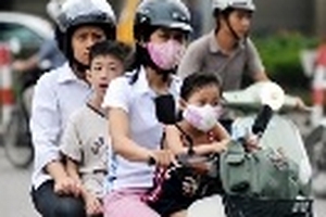 Ghi hình để phạt trẻ em không đội mũ bảo hiểm