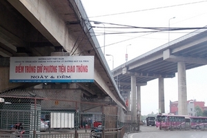 Gầm cầu Thăng Long, Long Biên thành bãi đỗ xe