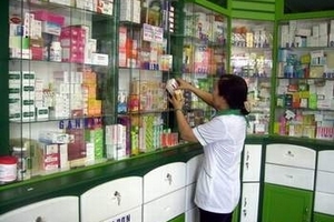 Bán thuốc tây như... bán rau