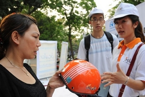 Đội mũ bảo hiểm đạt chuẩn để bảo vệ chính mình