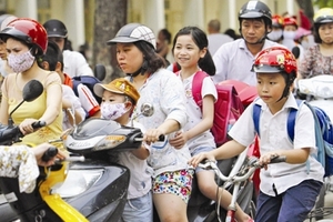 Xử phạt không đội mũ bảo hiểm cho trẻ: Thay đổi ý thức phụ huynh