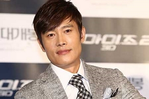 Hàn Quốc bán búp bê mang hình sao Lee Byung Hun