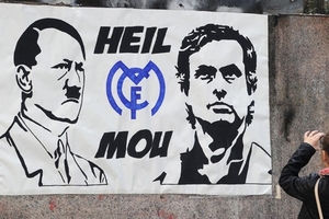 Châu Âu xôn xao vì Mou bị so sánh với Hitler