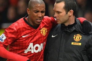 Fergie thua đơn thiệt kép sau derby Manchester