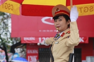 Mở lớp dạy CSGT...cười và xin lỗi dân