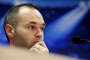 Iniesta thừa nhận Barca phụ thuộc vào Messi