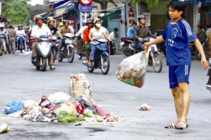 Vứt rác trên đường sẽ bị phạt một triệu đồng