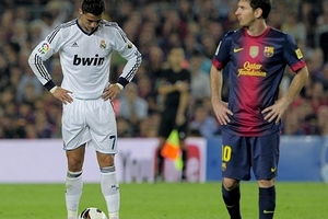 Becks: CR7 chưa thể sánh tầm Messi!