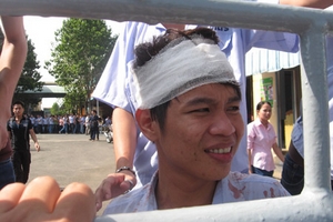 Đòi tăng lương, một công nhân bị đánh vỡ đầu