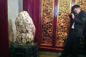 Xôn xao "hòn đá lạ" có họa tiết khó hiểu đặt tại Đền Hùng