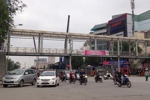 Hà Nội xây cầu vượt, phá cầu đi bộ