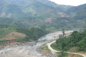 Xây đập rồi để... lũ cuốn trôi