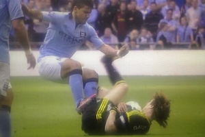 Cận cảnh: Aguero đạp David Luiz tàn bạo