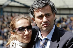 Bị trộm hỏi thăm, Mourinho hớt hải trở về London