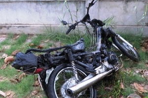 Một phụ nữ chết cháy trên xe máy