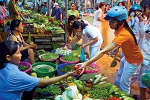 Hà Nội:     Giá thực phẩm, rau xanh tăng 1,5 lần do biến động thời tiết