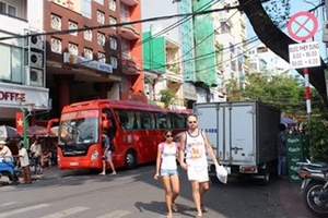 Ngành du lịch gặp khó vì việc cấm dừng, đậu xe