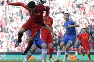 Liverpool hòa Chelsea: Trong 'cơn điên' của Suarez