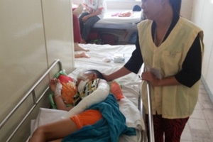 Hai bé rơi từ mái tôn cao 12 mét, bé 4 tuổi tử vong