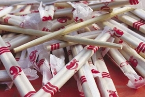 Chưa phát hiện chất độc hại trong hộp xốp, đũa tre