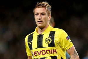 1 trong 3 tiền vệ trung tâm sẽ đến M.U