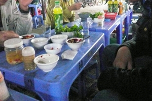 Kẻ bán, người mua “phớt lờ” dịch