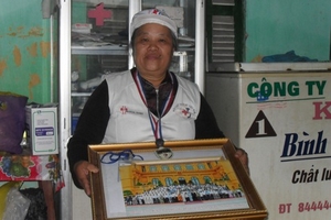 Bà “ khùng”  thương người dưng