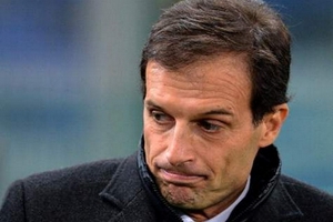 Muốn “trảm” Max Allegri, Berlusconi chọn Seedorf làm HLV Milan