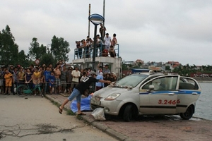 Xác định danh tính tài xế taxi chết trương trong xe dưới đáy hồ