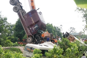 Tai nạn kinh hoàng, 4 người chết, 9 người bị thương