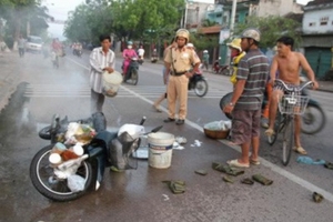 Xe mô tô đang chạy bỗng dưng bốc cháy dữ dội