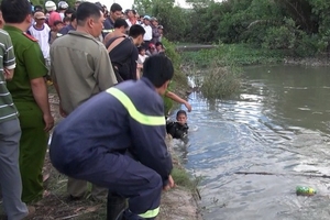 Nhậu say nhảy bơi rạch, bị hút vào cống, mất tích