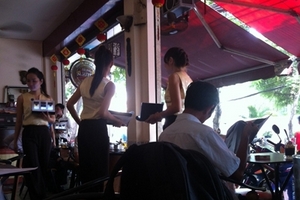 Khói thuốc lá mịt mù nơi công cộng