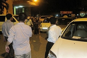 Để mặc taxi “chém” khách?!
