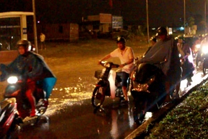 Clip: Người dân thủ đô khổ vì đường phố biến thành sông