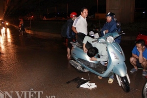 Sau mưa lớn, Hà Nội ngập lụt, sửa xe "hái ra tiền"