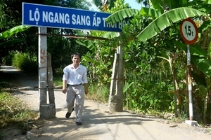 Cựu chủ tịch tỉnh chắn đường đi của dân