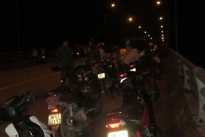 Rủ bạn đi chơi, nữ sinh lớp 9 nhảy cầu tự vẫn